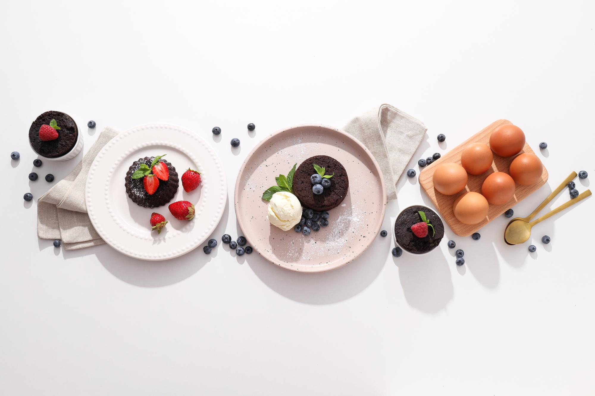 Finished plated desserts on workbench